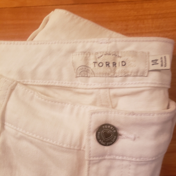 Torrid Premium White Jeans Distressed 14 - Picture 4 of 5